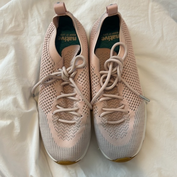 *Excellent Used Condition* Women’s Size 8 Soft Pink Sneakers by Native - Picture 4 of 5